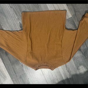 Super cute top with white arms